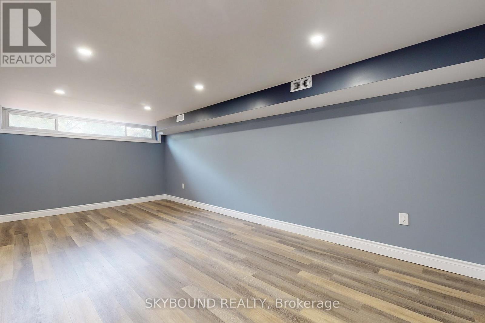 22 ROYAL DOULTON DRIVE - 44