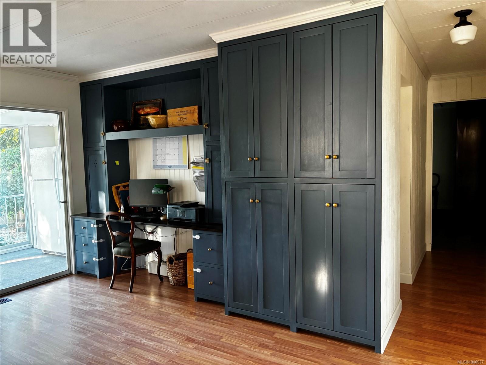 2424 ARMSTRONG Cres - 5