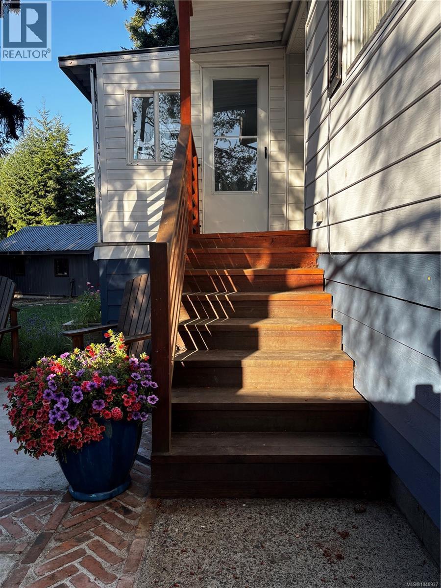 2424 ARMSTRONG Cres - 24