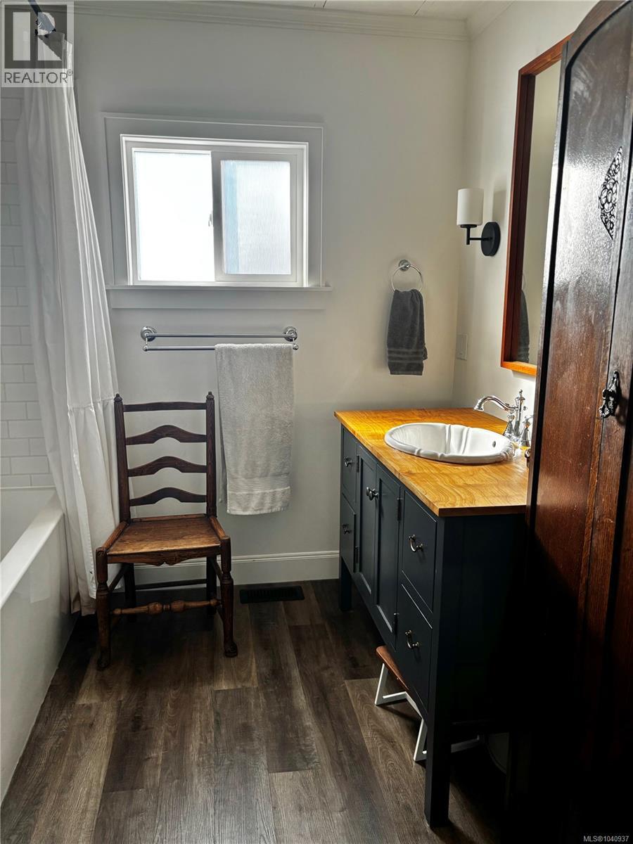 2424 ARMSTRONG Cres - 10