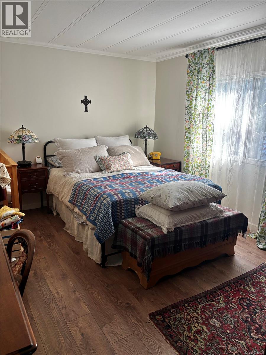 2424 ARMSTRONG Cres - 25