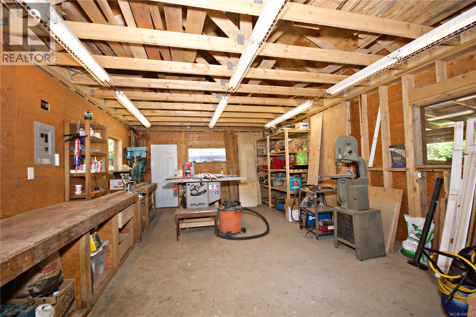 2424 ARMSTRONG Cres - 21