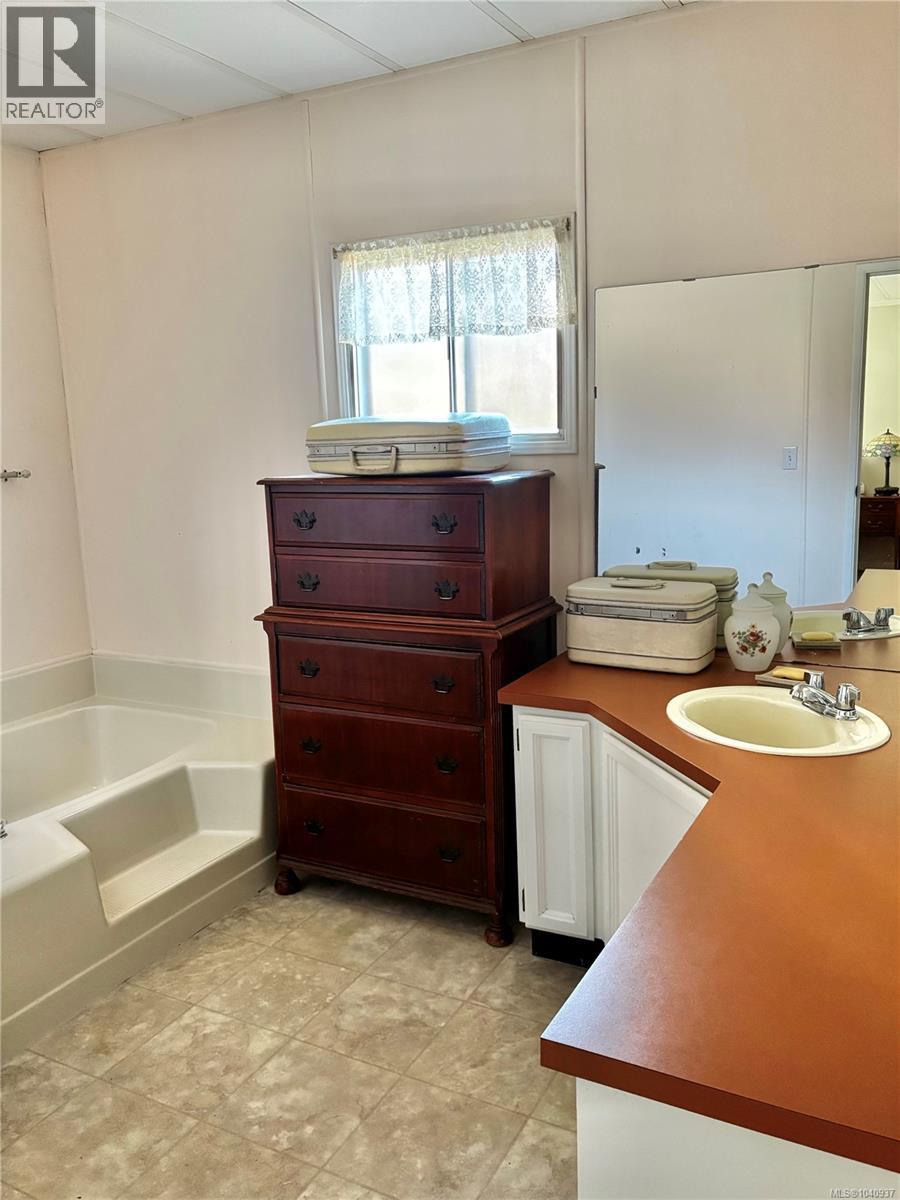 2424 ARMSTRONG Cres - 18