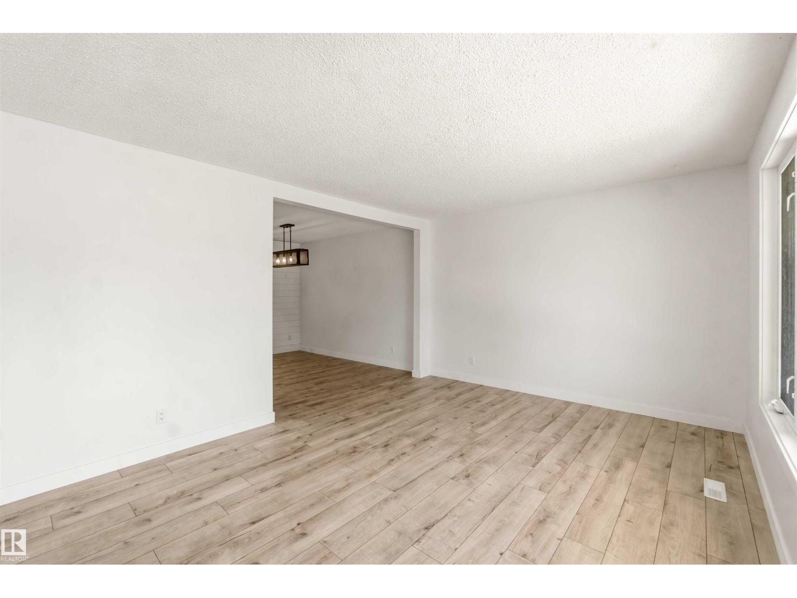 4227 40 AV — photo 11