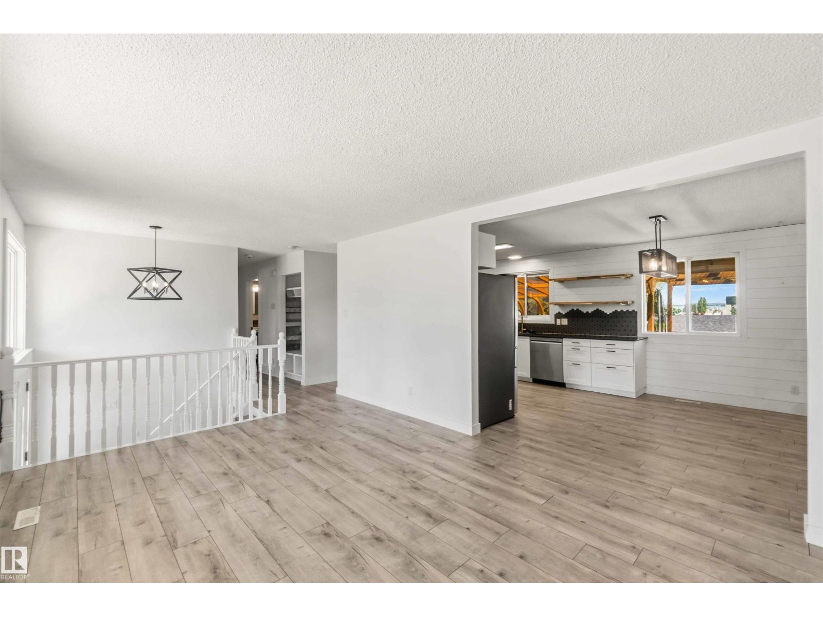 4227 40 AV — photo 12