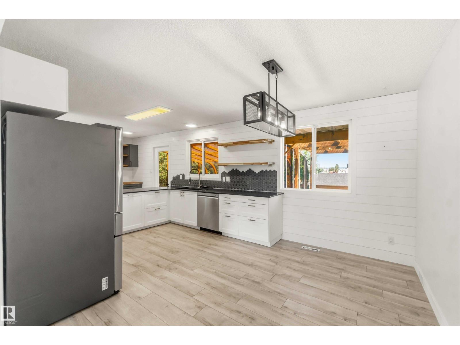 4227 40 AV — photo 13