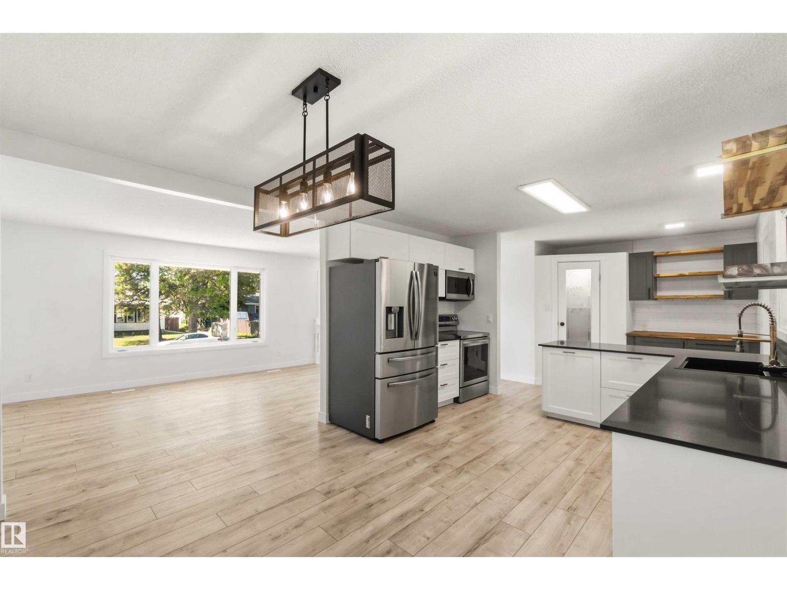 4227 40 AV — photo 14
