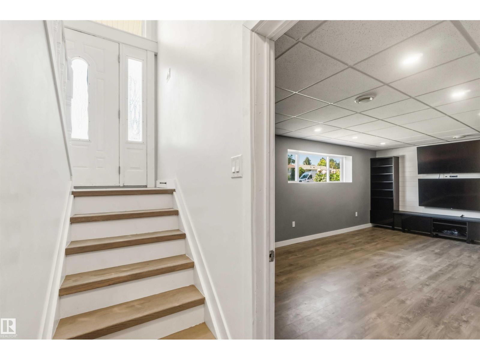 4227 40 AV — photo 39