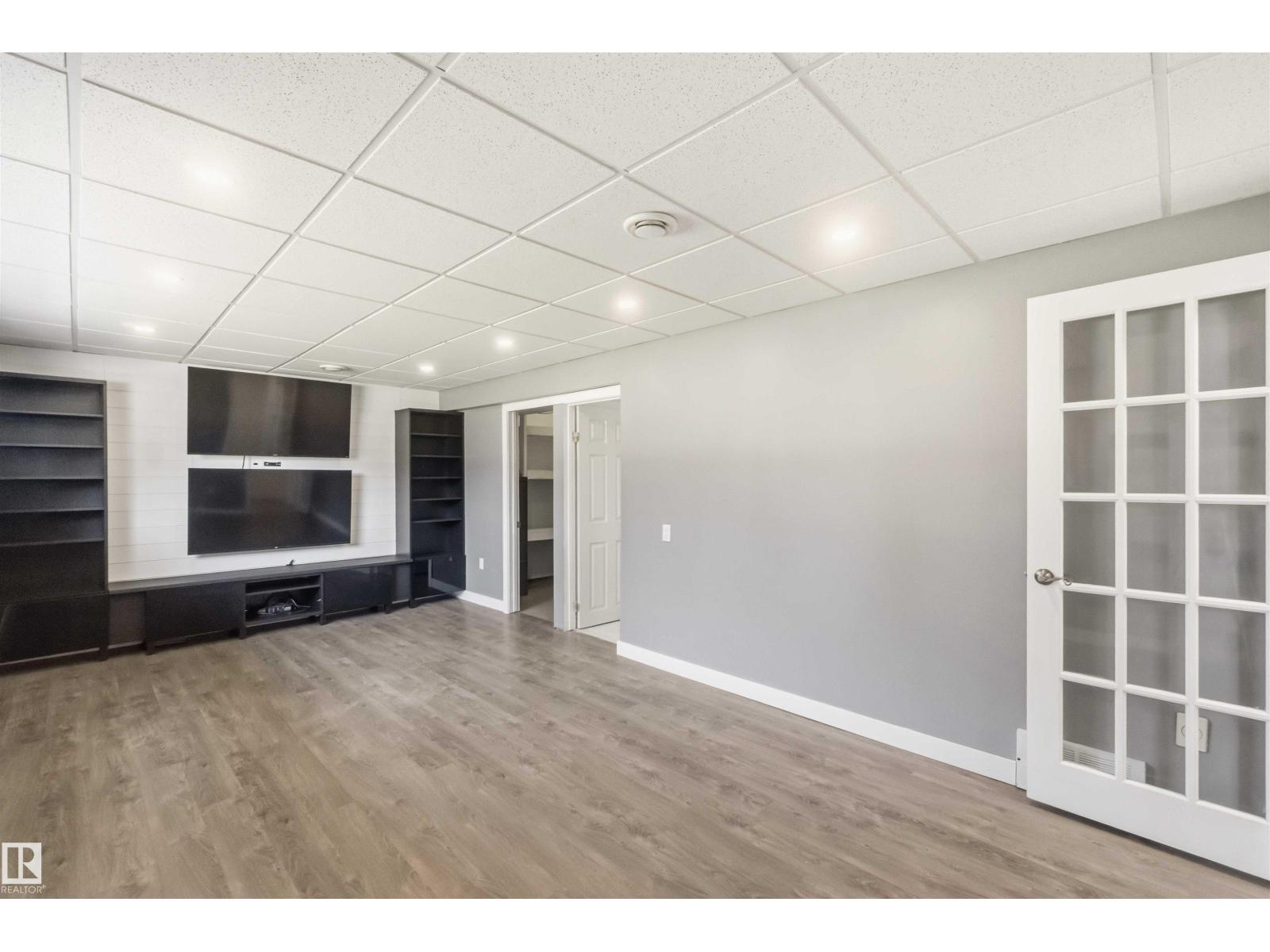 4227 40 AV — photo 42