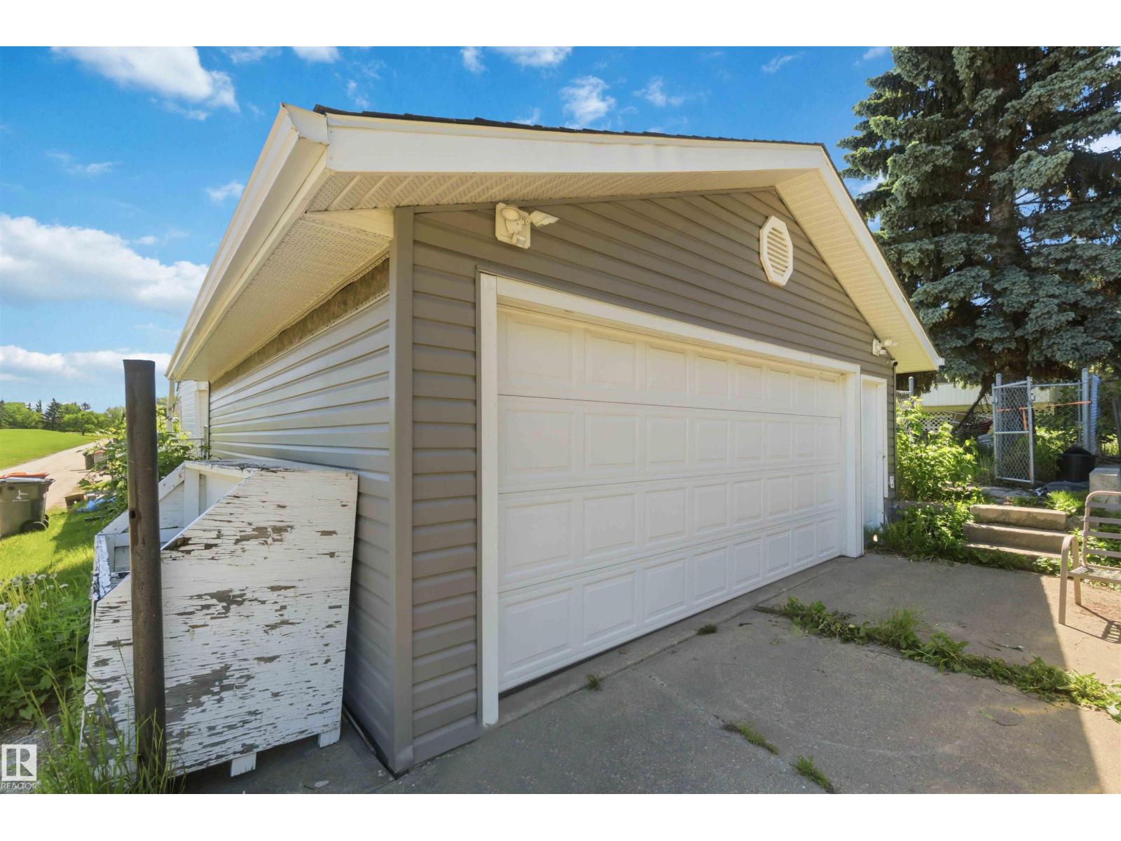4227 40 AV — photo 58