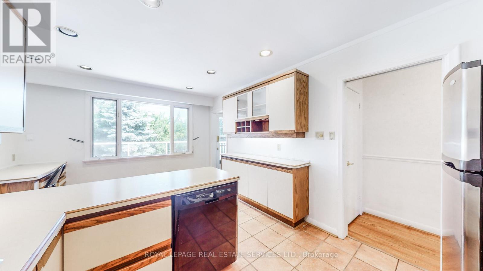 24 BURLEIGH HEIGHTS DRIVE - 19