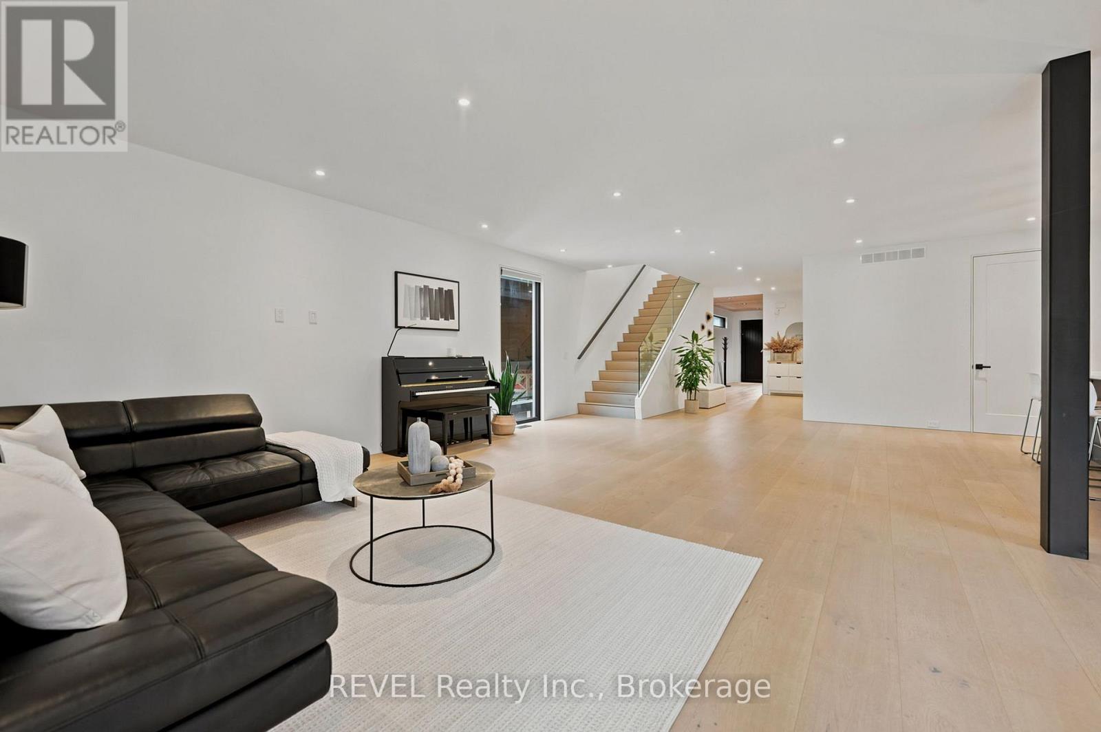 81 MACKENZIE KING AVENUE - 16