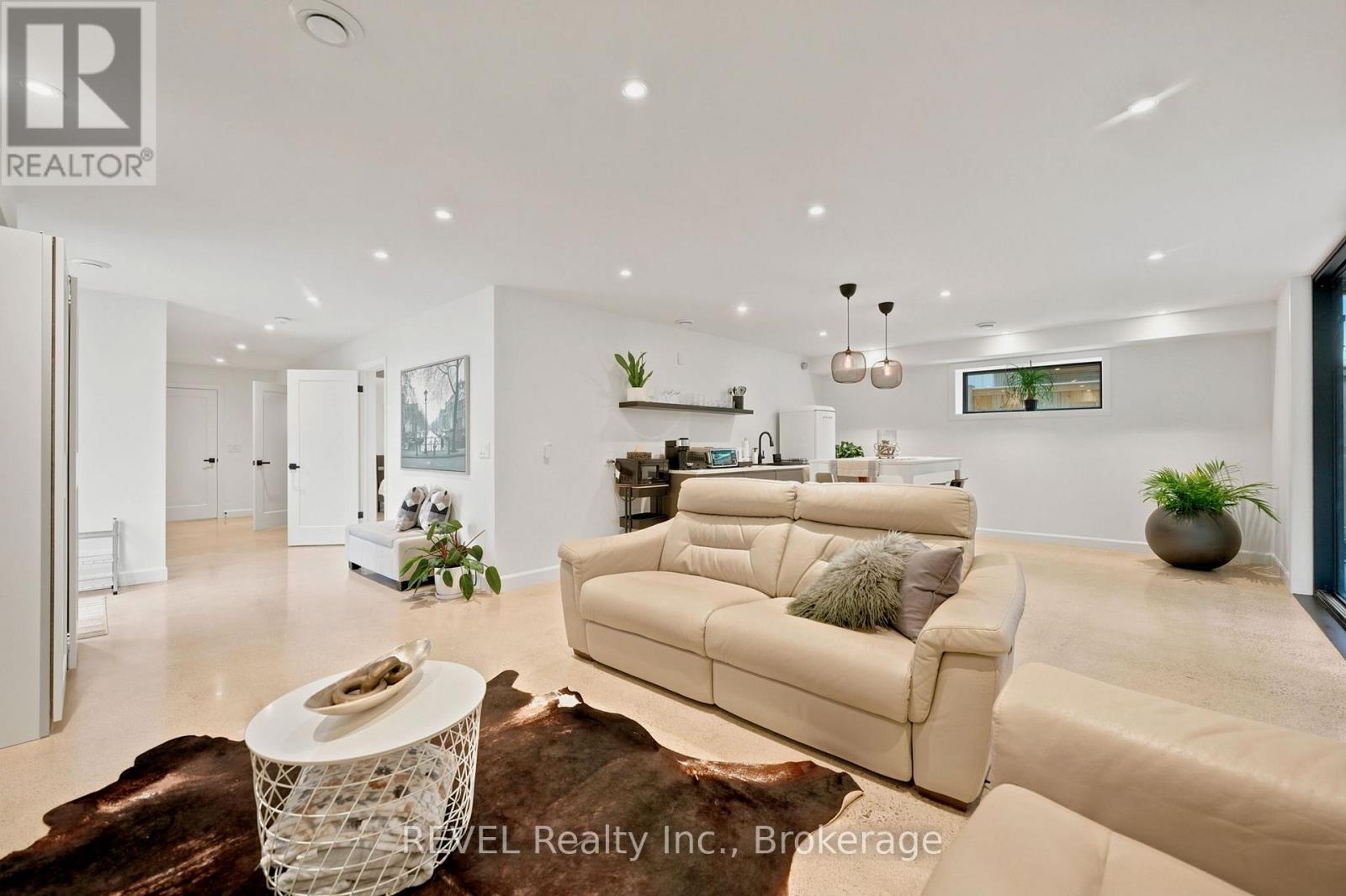 81 MACKENZIE KING AVENUE - 38