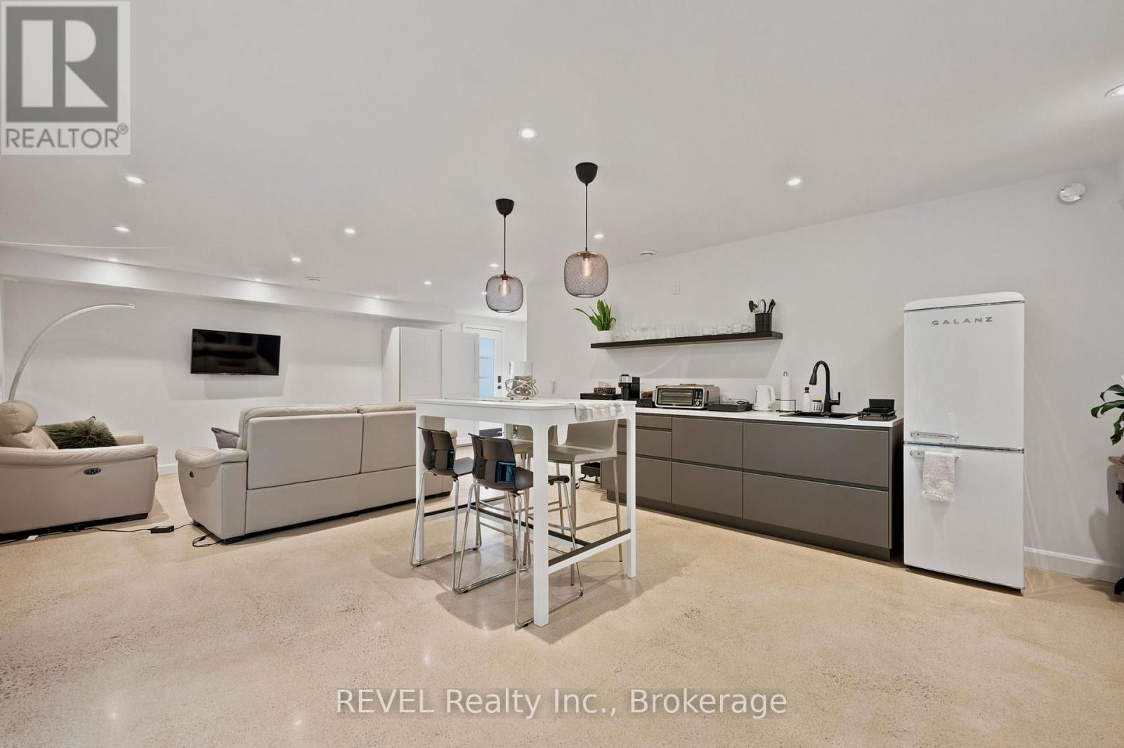 81 MACKENZIE KING AVENUE - 40