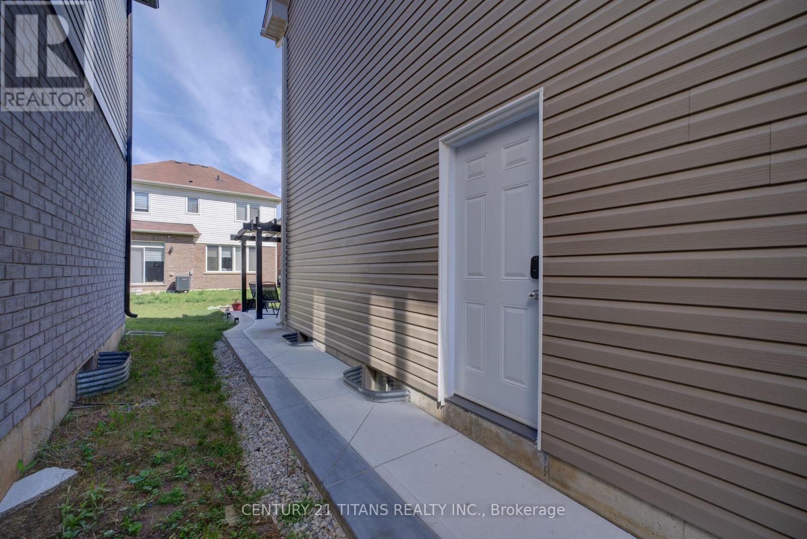 12 MCLAREN AVENUE - 33