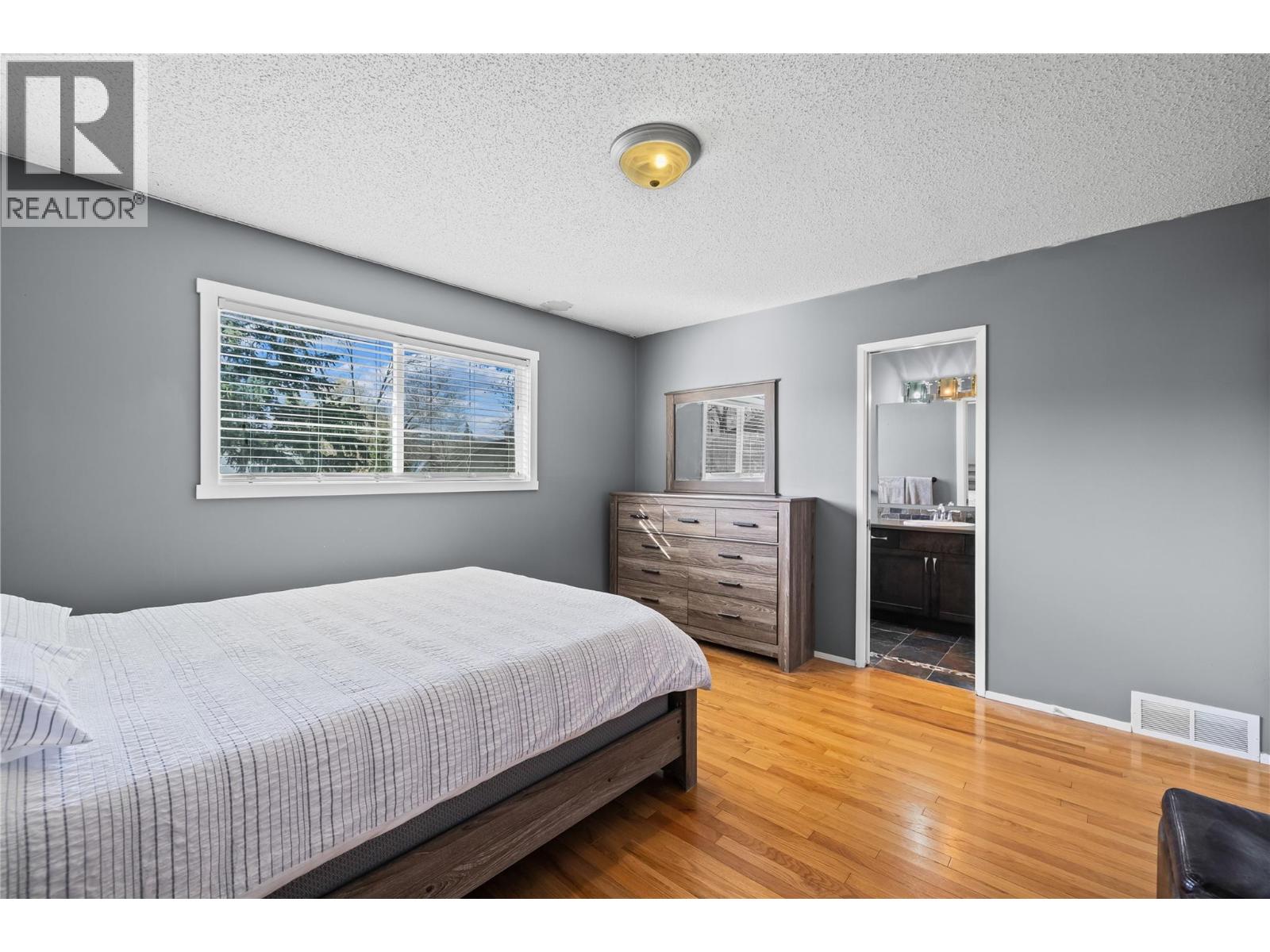 909 Grenfell Court - 14