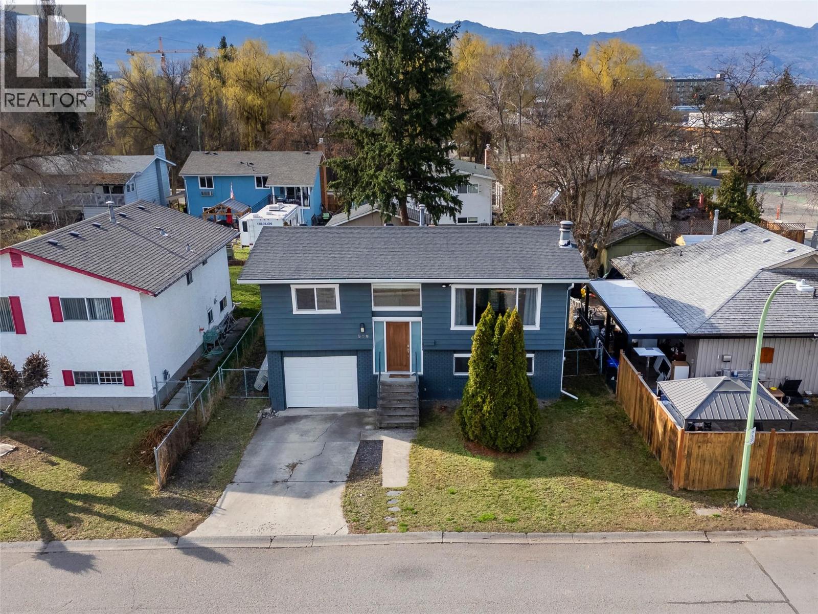 909 Grenfell Court - 2