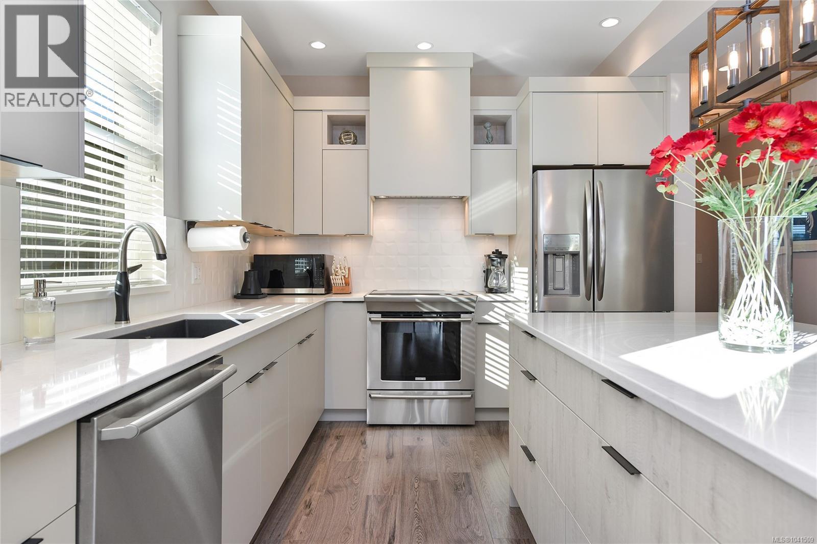 6537 Helgesen Rd - 6