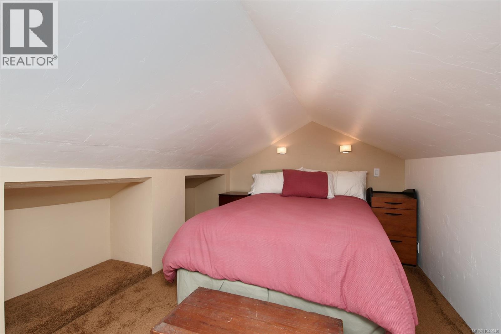 3919 Quadra St - 16