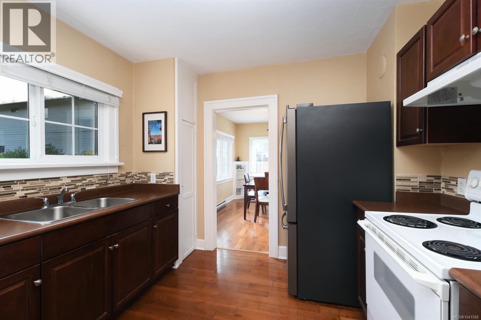 3919 Quadra St - 8