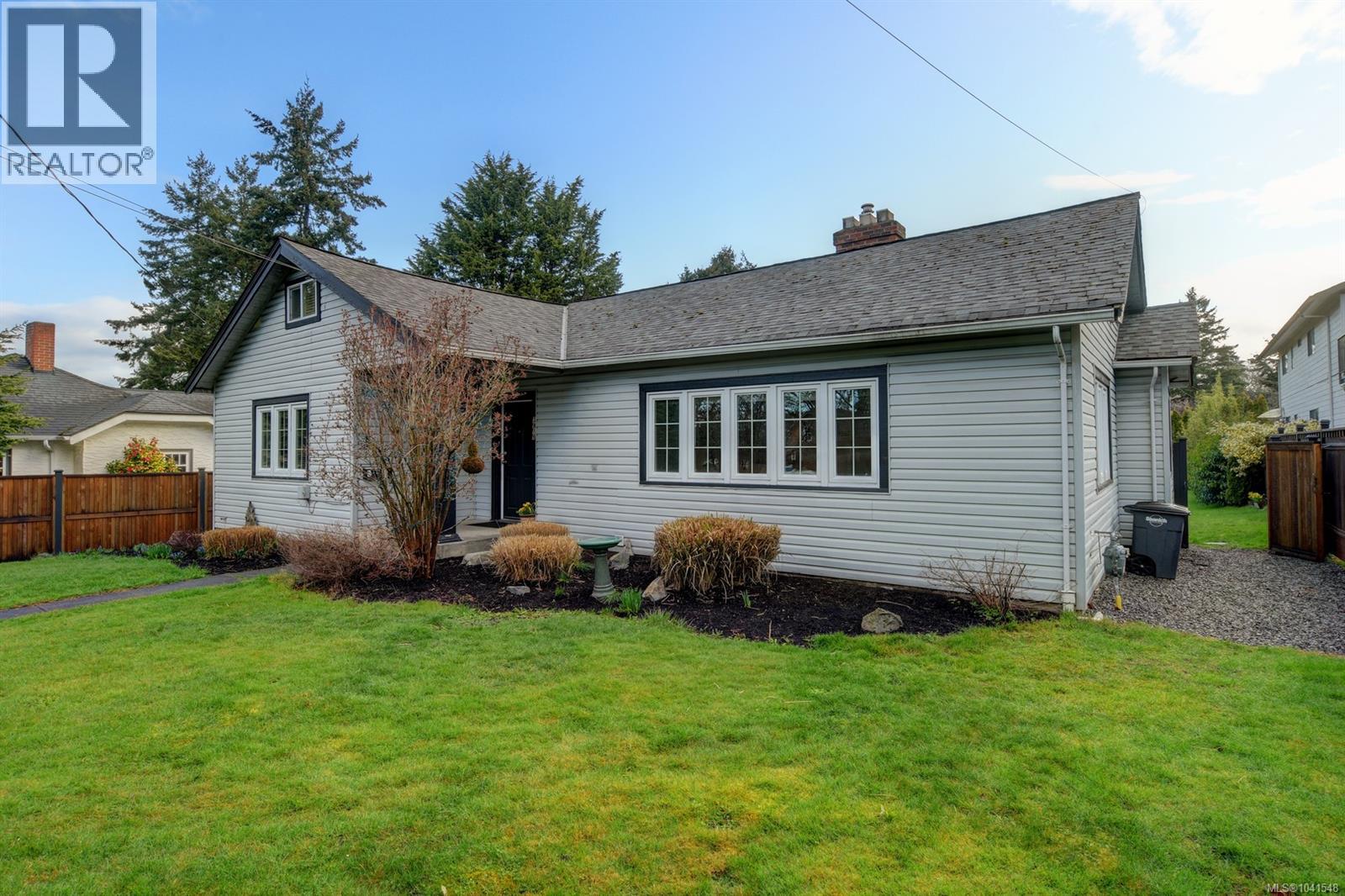 3919 Quadra St - 1