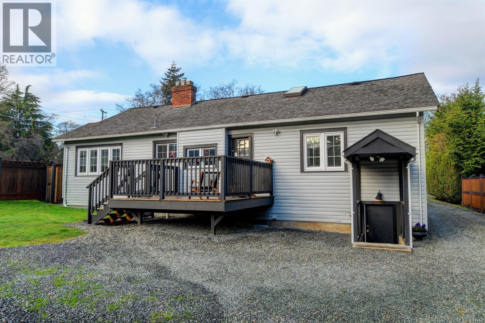 3919 Quadra St - 22