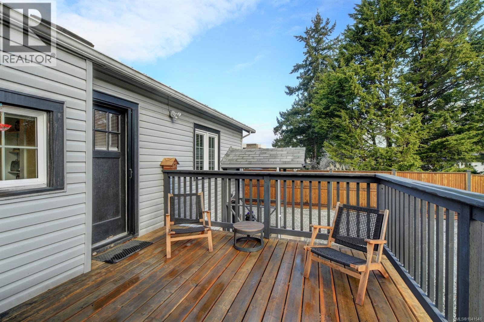 3919 Quadra St - 19
