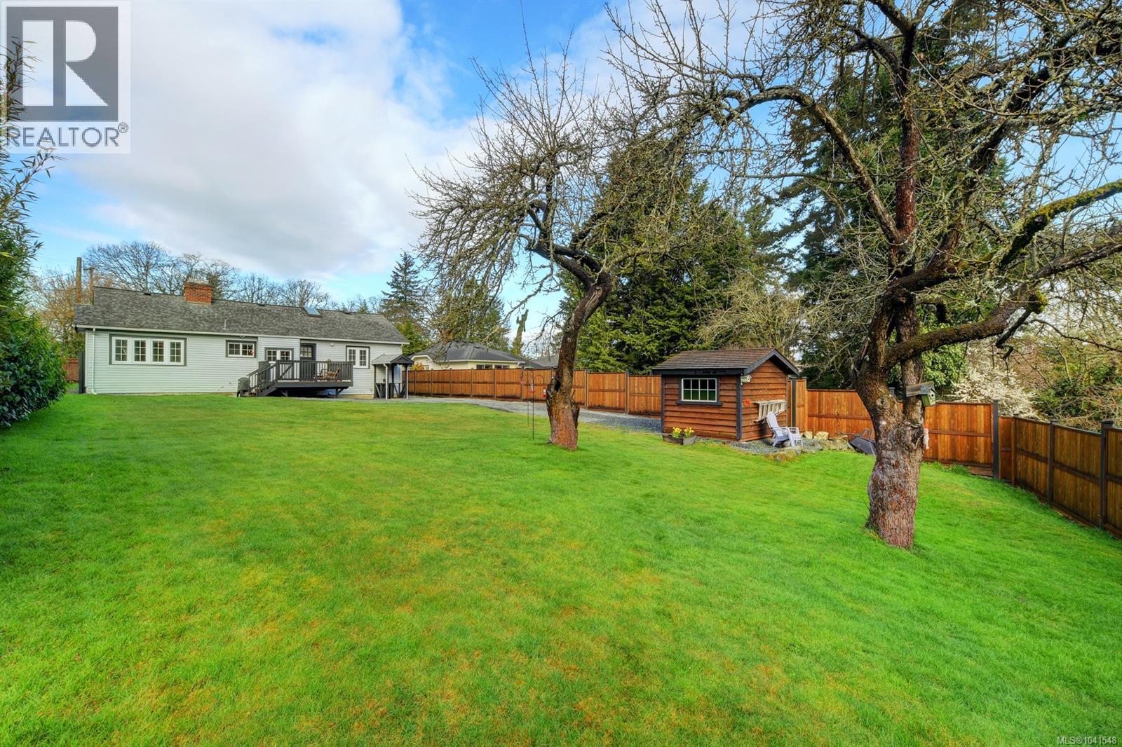3919 Quadra St - 23
