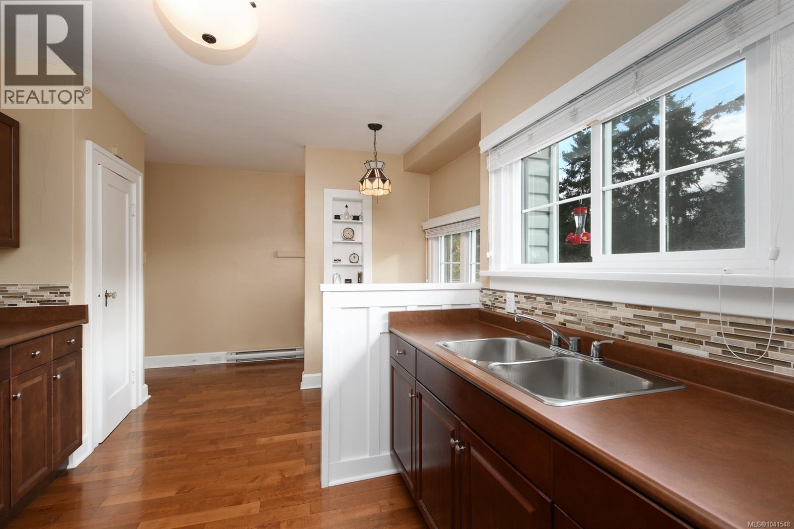 3919 Quadra St - 9