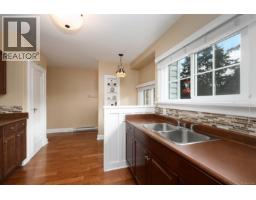 Bathroom - 3919 Quadra St, Saanich, BC V8X1J3 Photo 9
