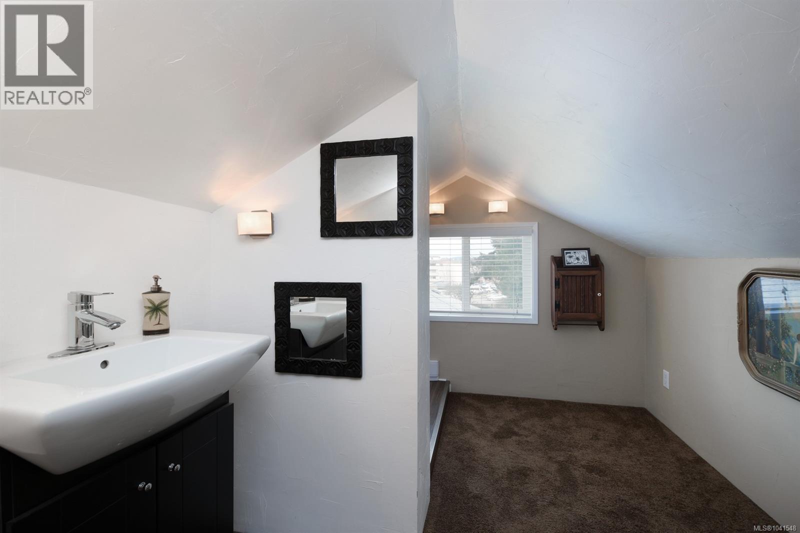3919 Quadra St - 18