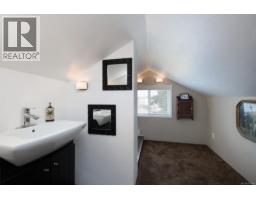 3919 Quadra St, Saanich, BC V8X1J3 Photo 18