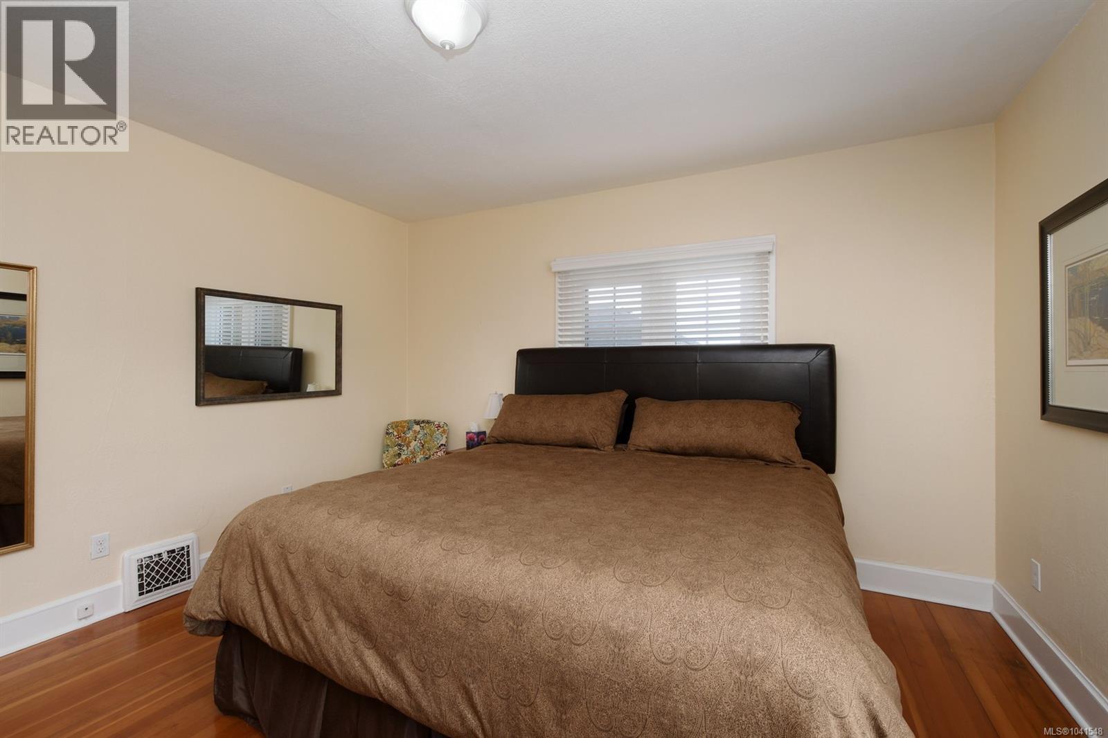 3919 Quadra St - 11