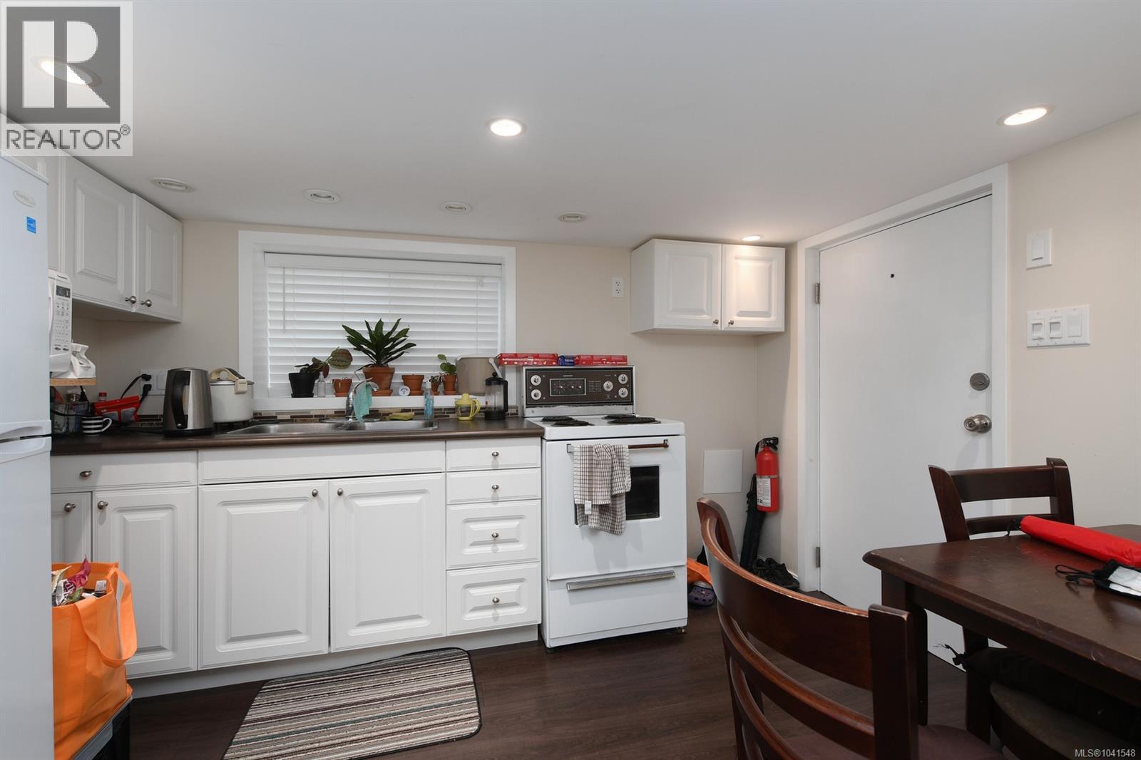 3919 Quadra St - 20