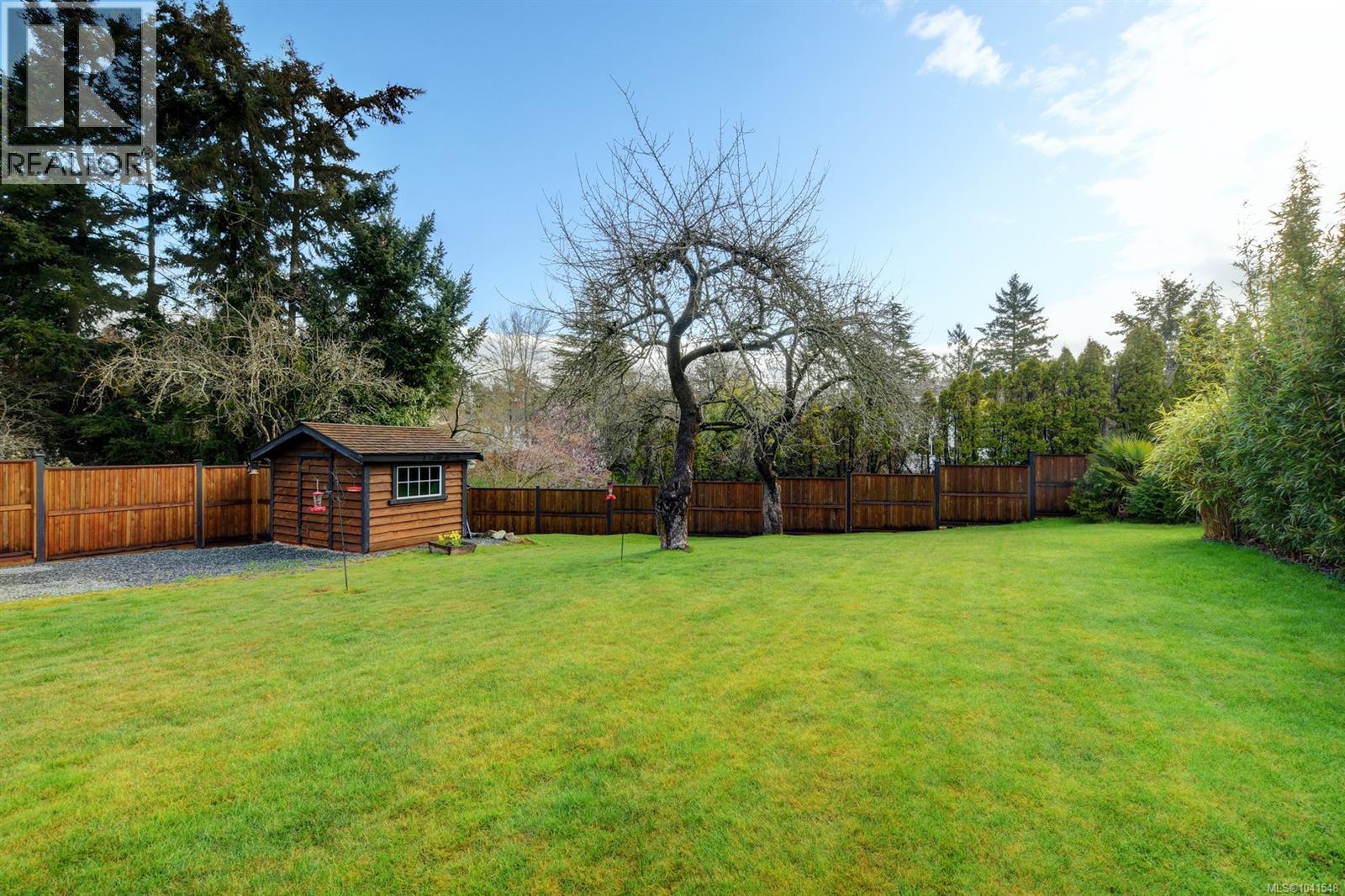 3919 Quadra St - 3