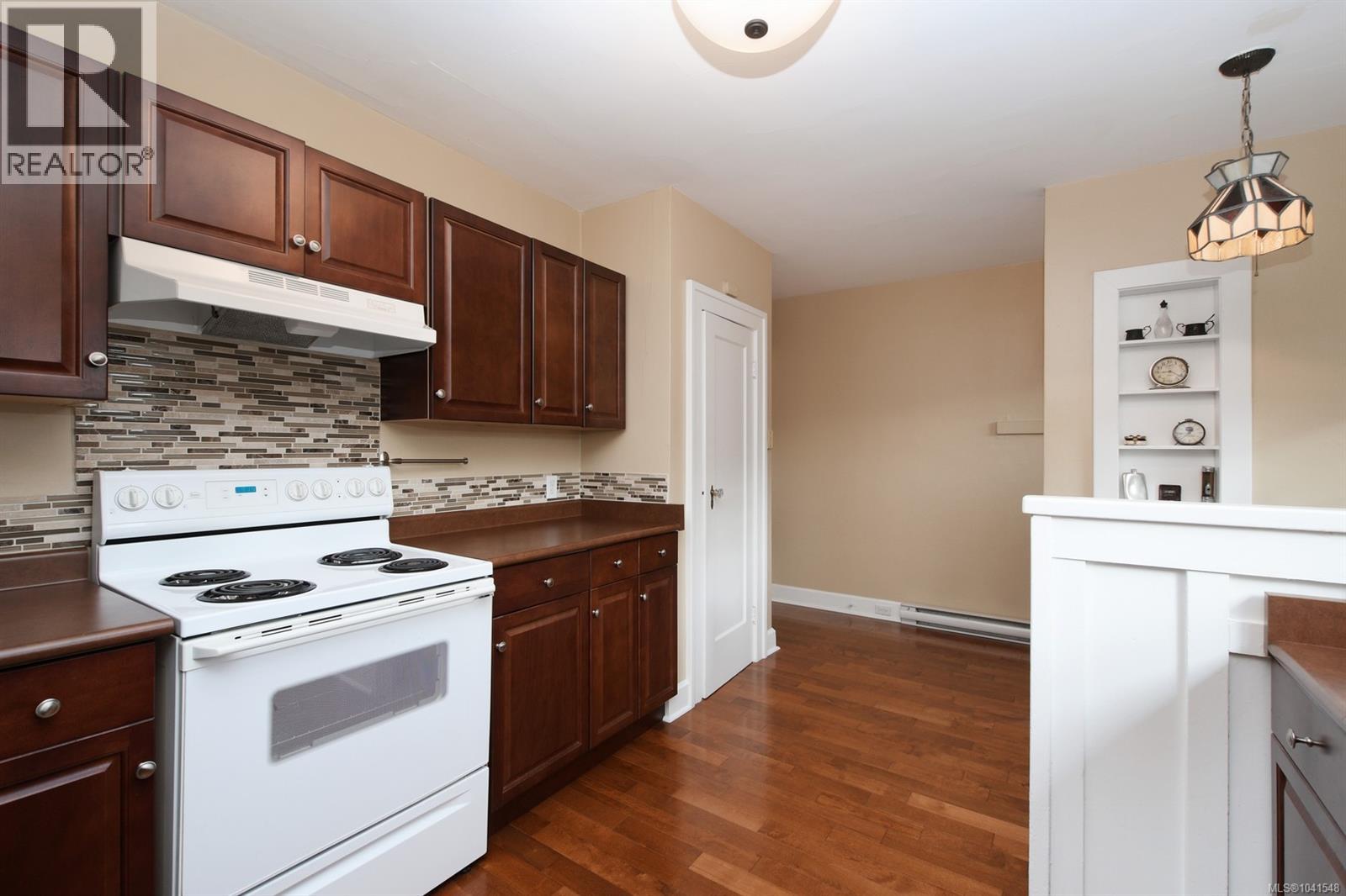 3919 Quadra St - 10