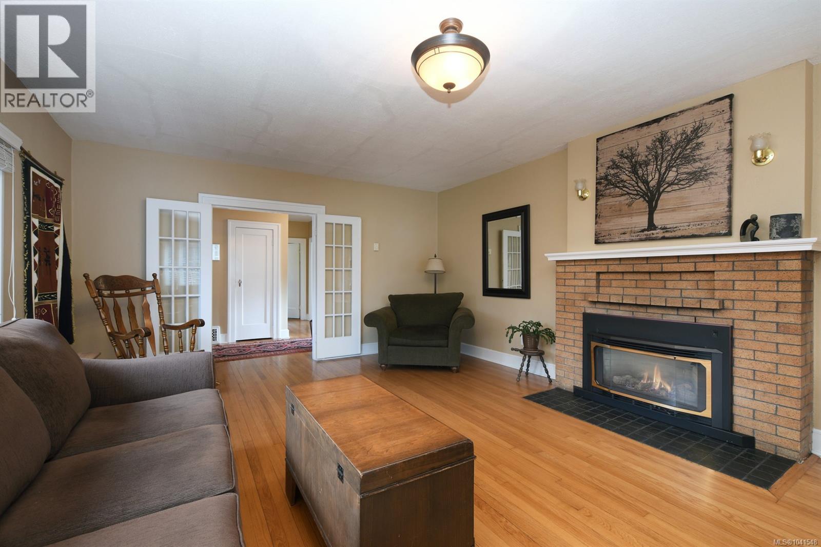 3919 Quadra St - 6