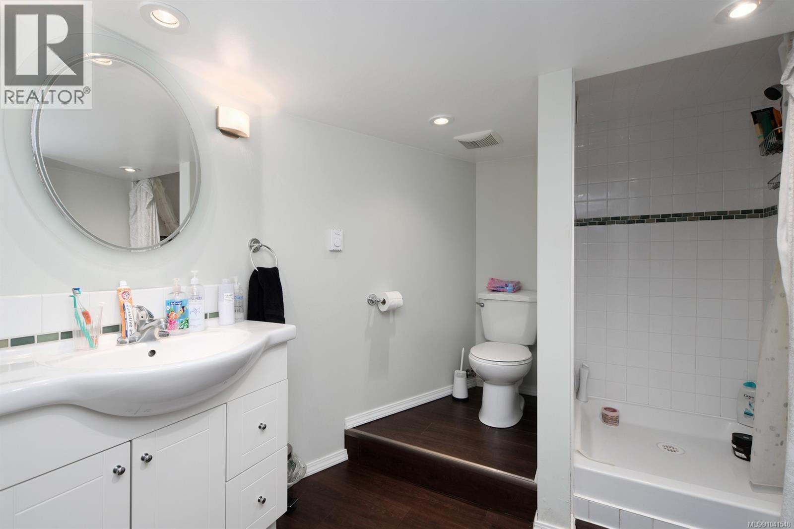 3919 Quadra St - 21
