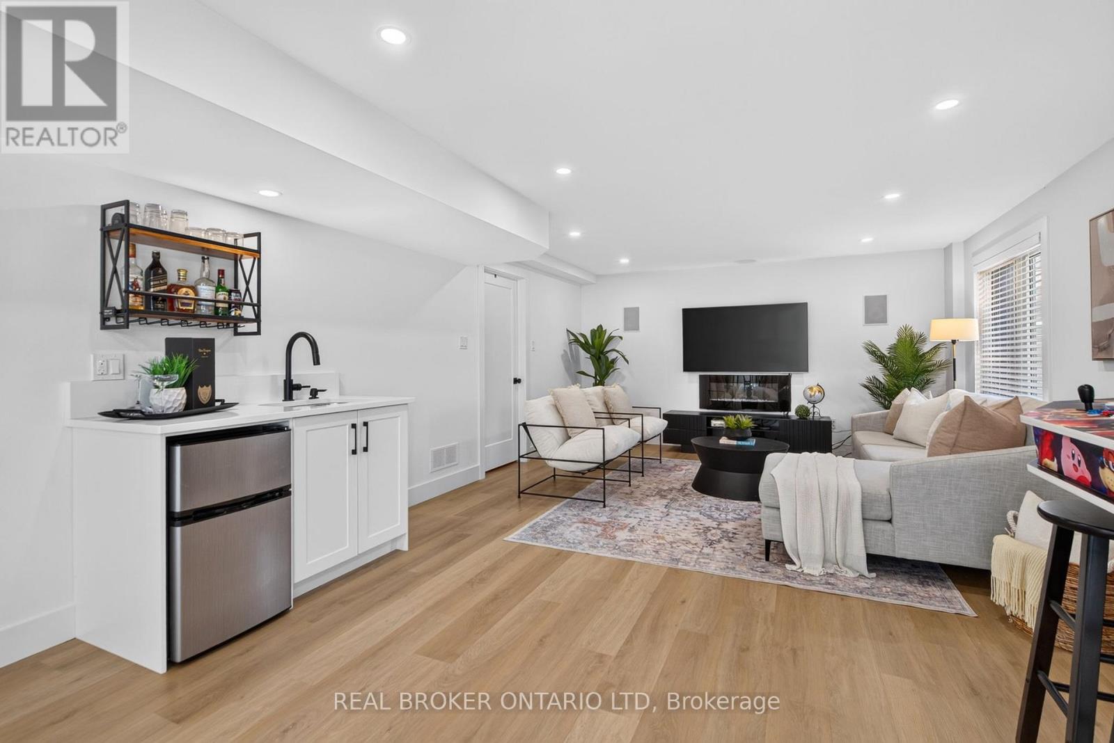 77 DAVENTRY WAY - 37