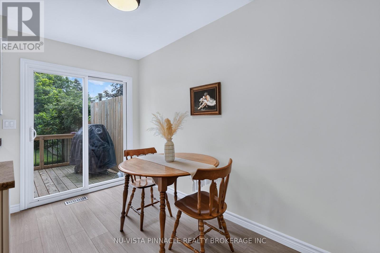 28 EDGEMERE CRESCENT - 11