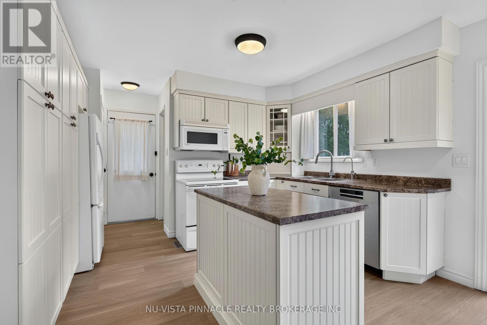 28 EDGEMERE CRESCENT - 12