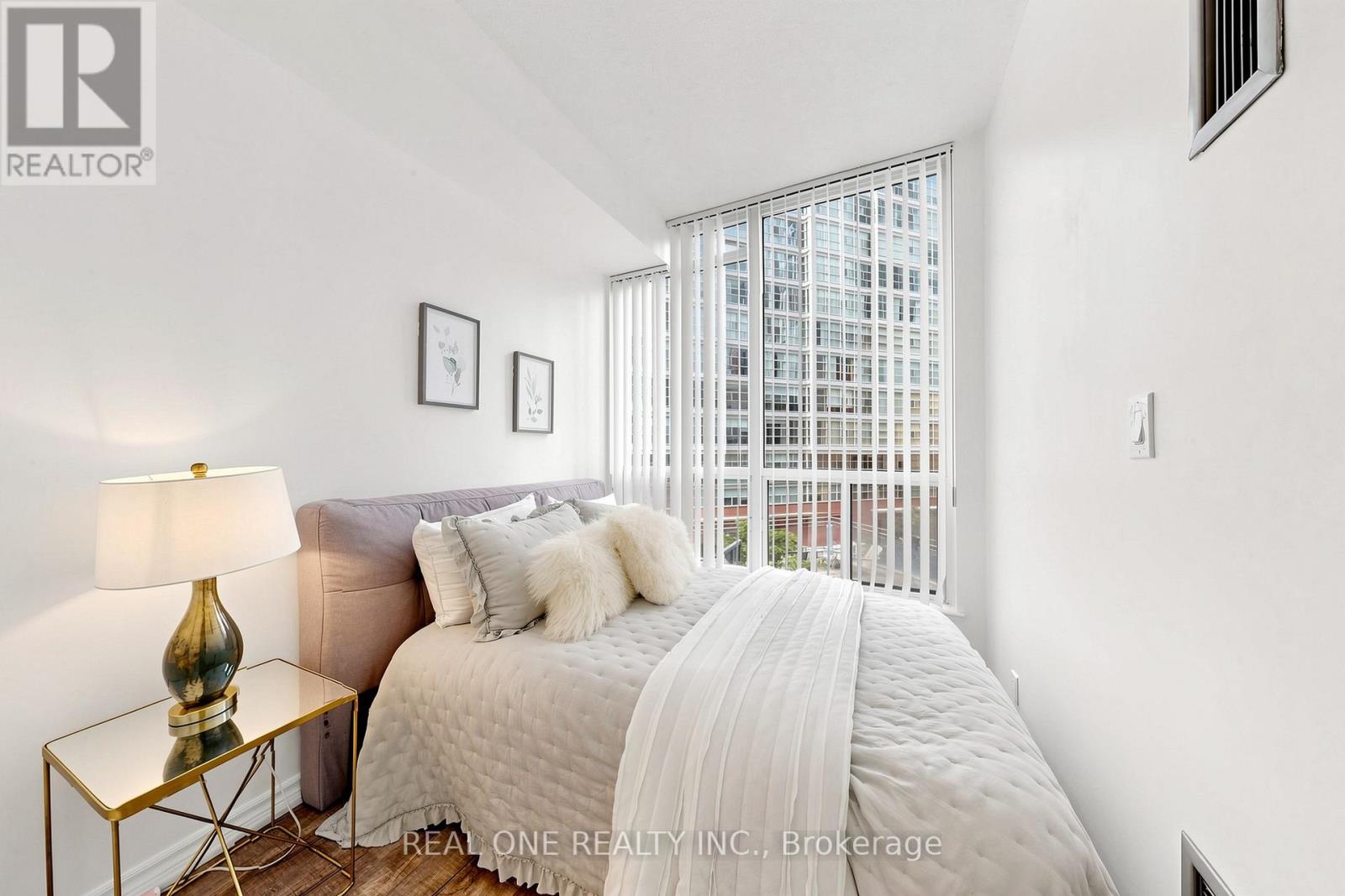 #306 24 WELLESLEY STREET W - 25