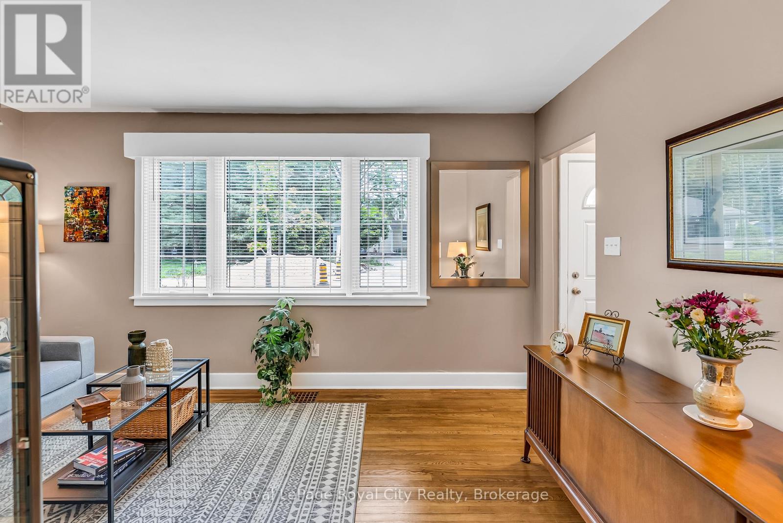56 WINSTON CRESCENT - 4