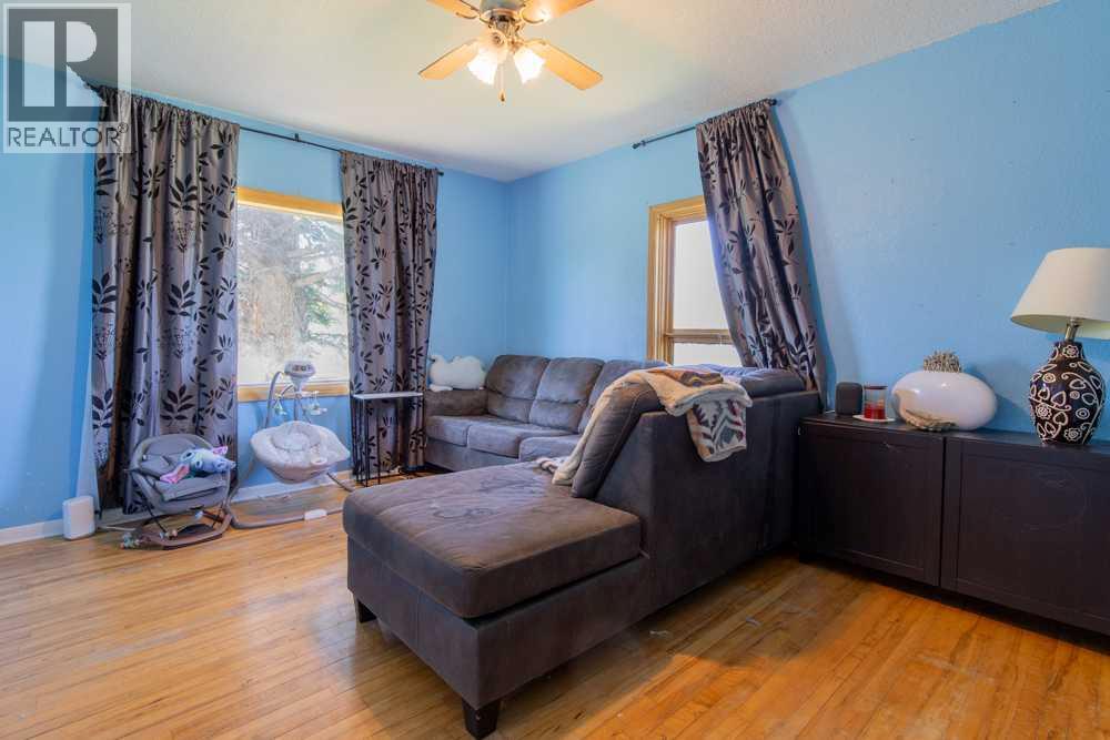 664 1 Street W - 4