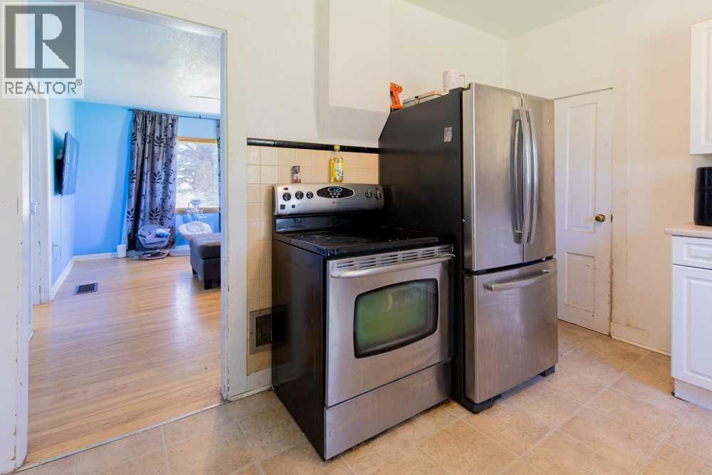 664 1 Street W - 8