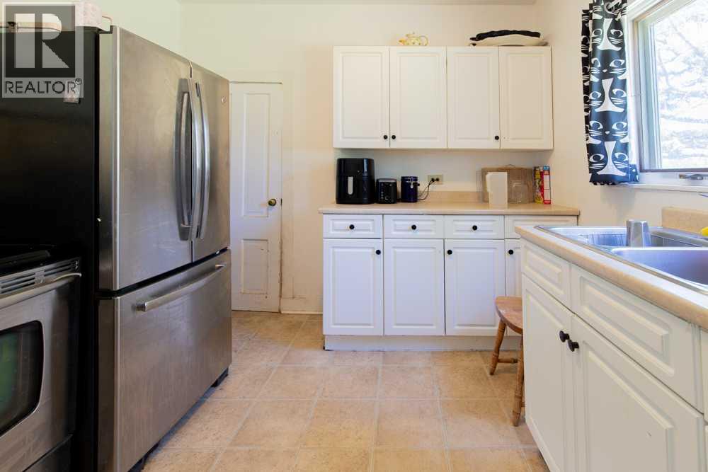 664 1 Street W - 7