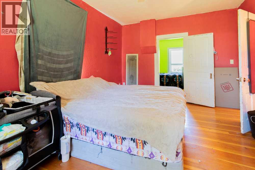 664 1 Street W - 12