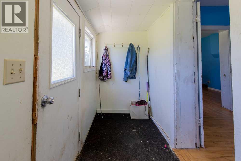 664 1 Street W - 2
