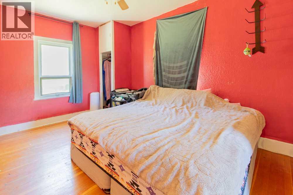 664 1 Street W - 11