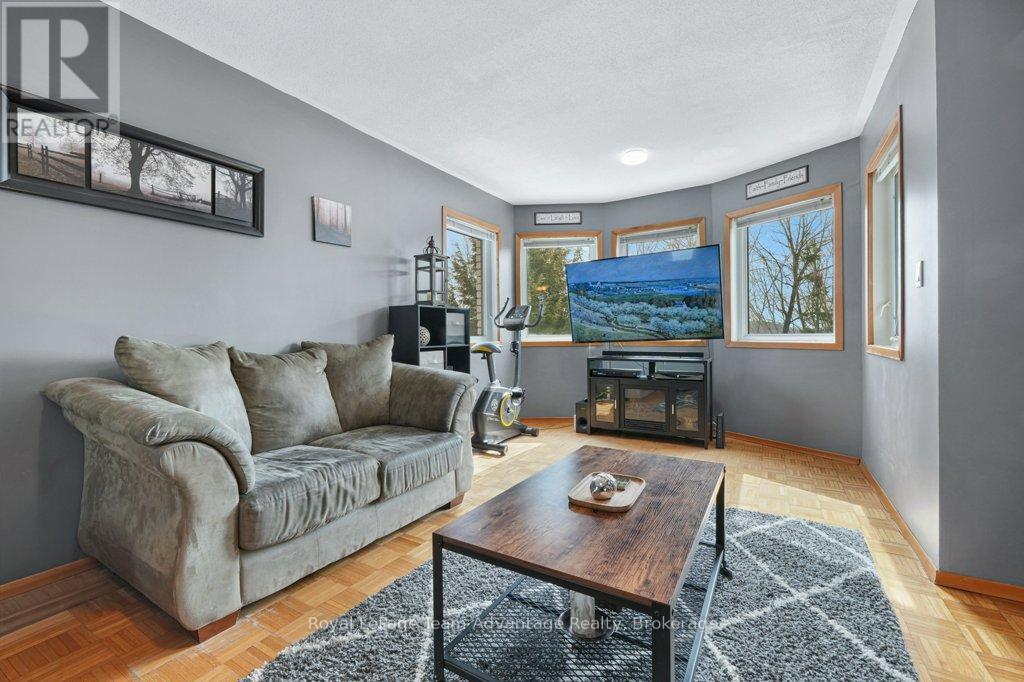 12 TAYLOR CRESCENT - 21